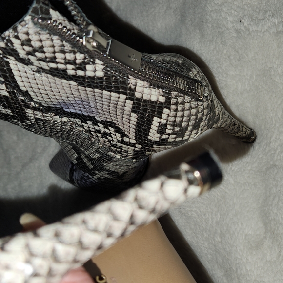 Kenneth cole snake print bootie size6 - Picture 3 of 7